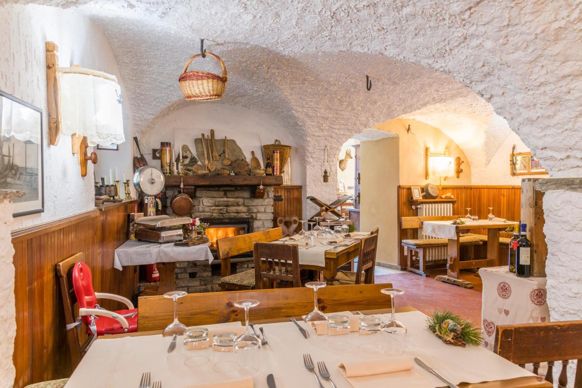 La Placette - Albergo Diffuso E Trattoria Usseaux Eksteriør bilde