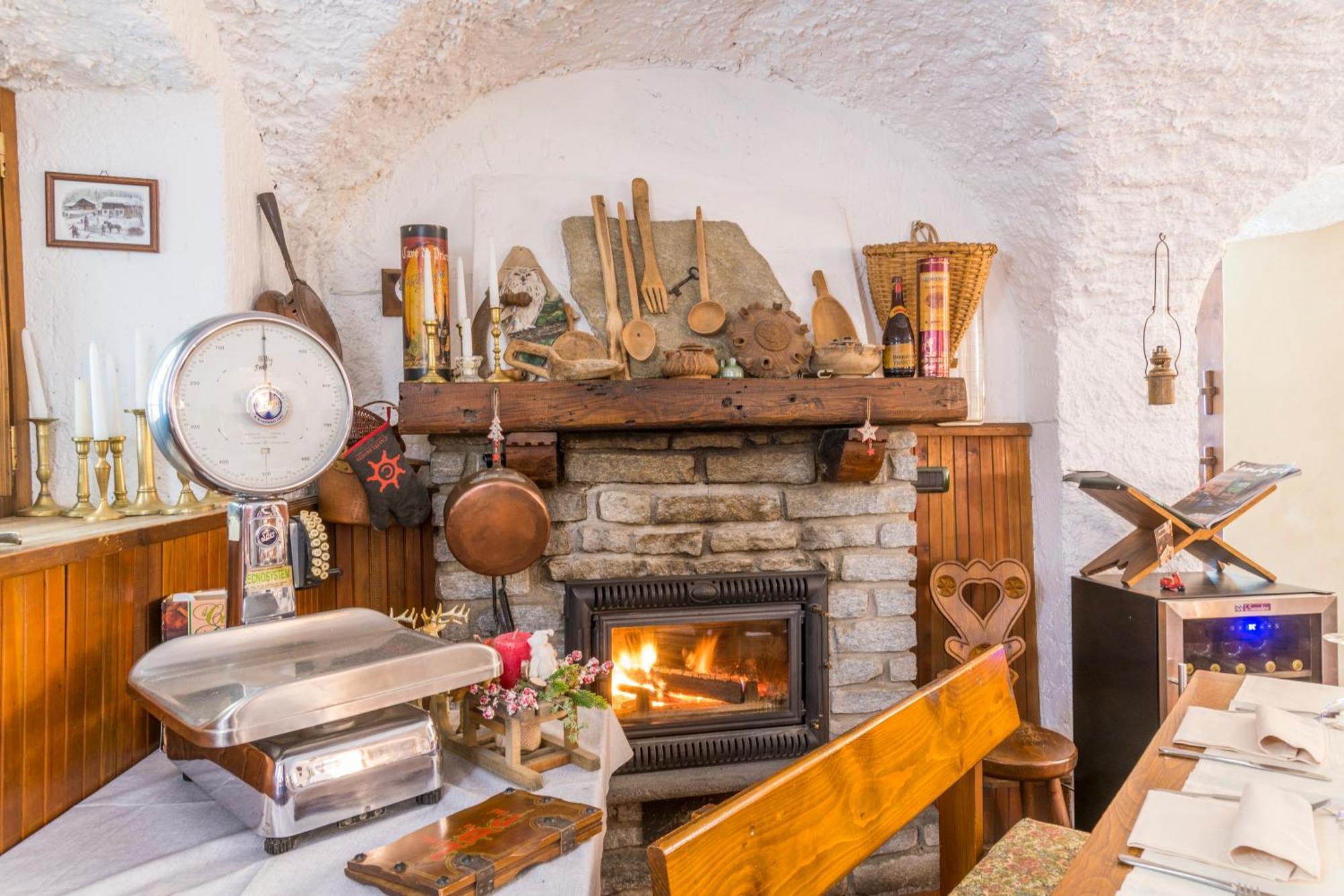 La Placette - Albergo Diffuso E Trattoria Usseaux Eksteriør bilde