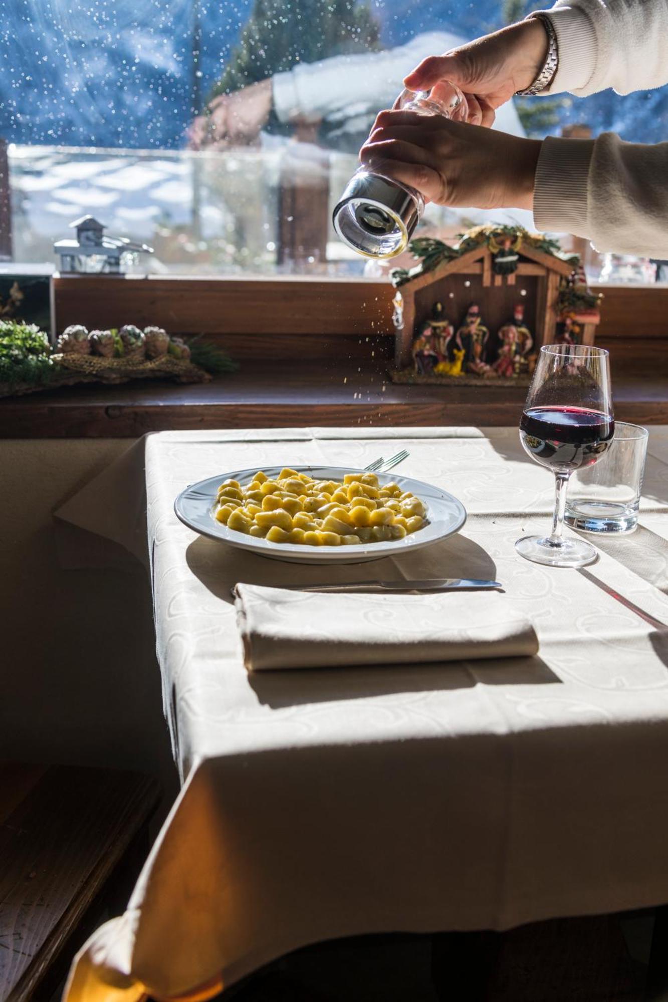 La Placette - Albergo Diffuso E Trattoria Usseaux Eksteriør bilde
